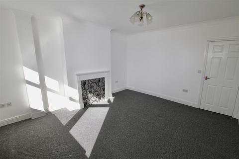 2 bedroom flat to rent, London Road, Wesctliff On Sea, Essex