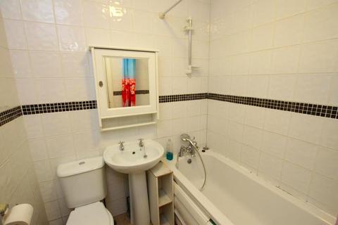 2 bedroom flat to rent, London Road, Wesctliff On Sea, Essex