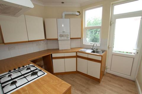 2 bedroom flat to rent, London Road, Wesctliff On Sea, Essex