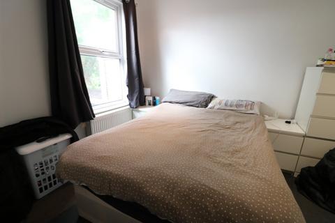 1 bedroom apartment to rent, Chigwell Road, Woodford Green IG8