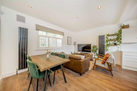 2 bedroom flat for sale, Buckhold Road, London SW18