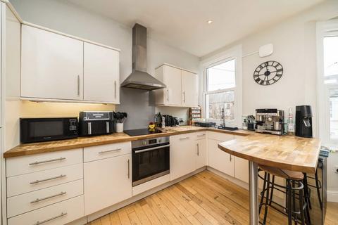 2 bedroom flat for sale, Steerforth Street, London SW18