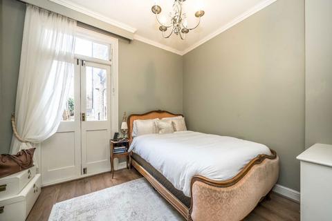 2 bedroom flat for sale, Gayville Road, London SW11