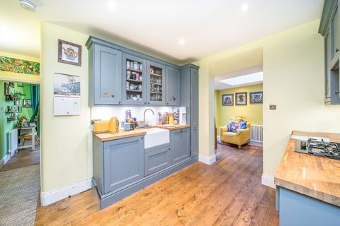 2 bedroom flat for sale, Gambetta Street, London SW8
