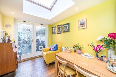 2 bedroom flat for sale, Gambetta Street, London SW8