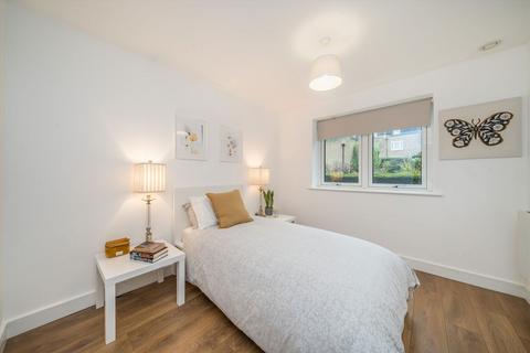 2 bedroom flat for sale, Roehampton Lane, London SW15