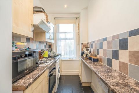 2 bedroom flat to rent, Bromley Road, London SE6