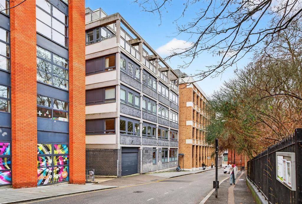 To Let 2 Bedroom Flat Benjamin Street EC1 www.isli