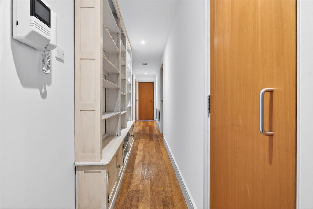 To Let 2 Bedroom Flat Benjamin Street EC1 www.isli