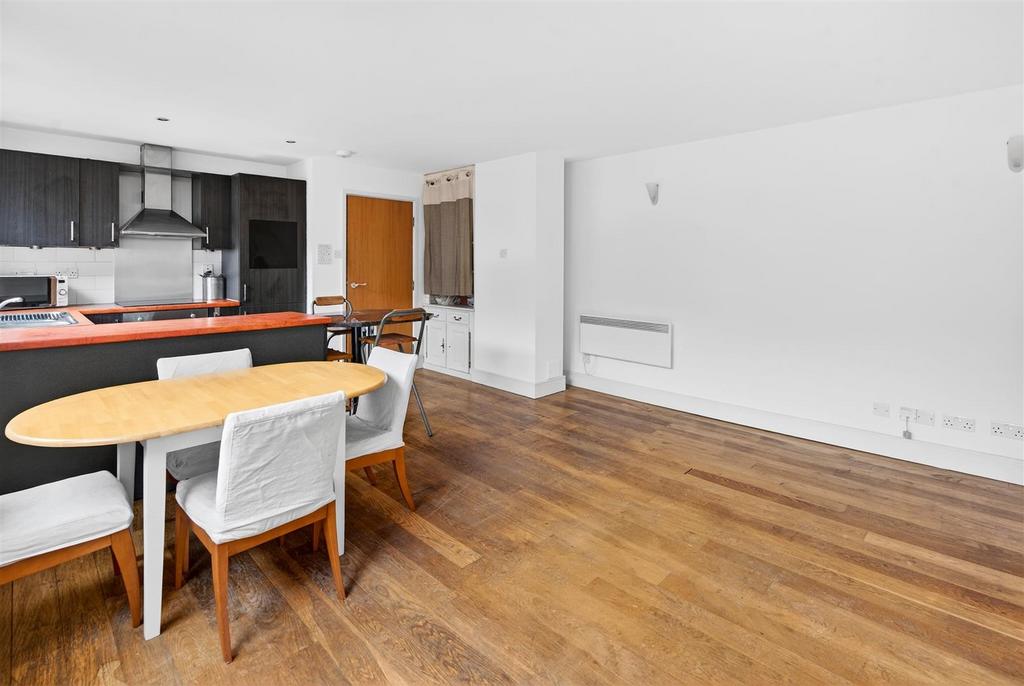 To Let 2 Bedroom Flat Benjamin Street EC1 www.isli