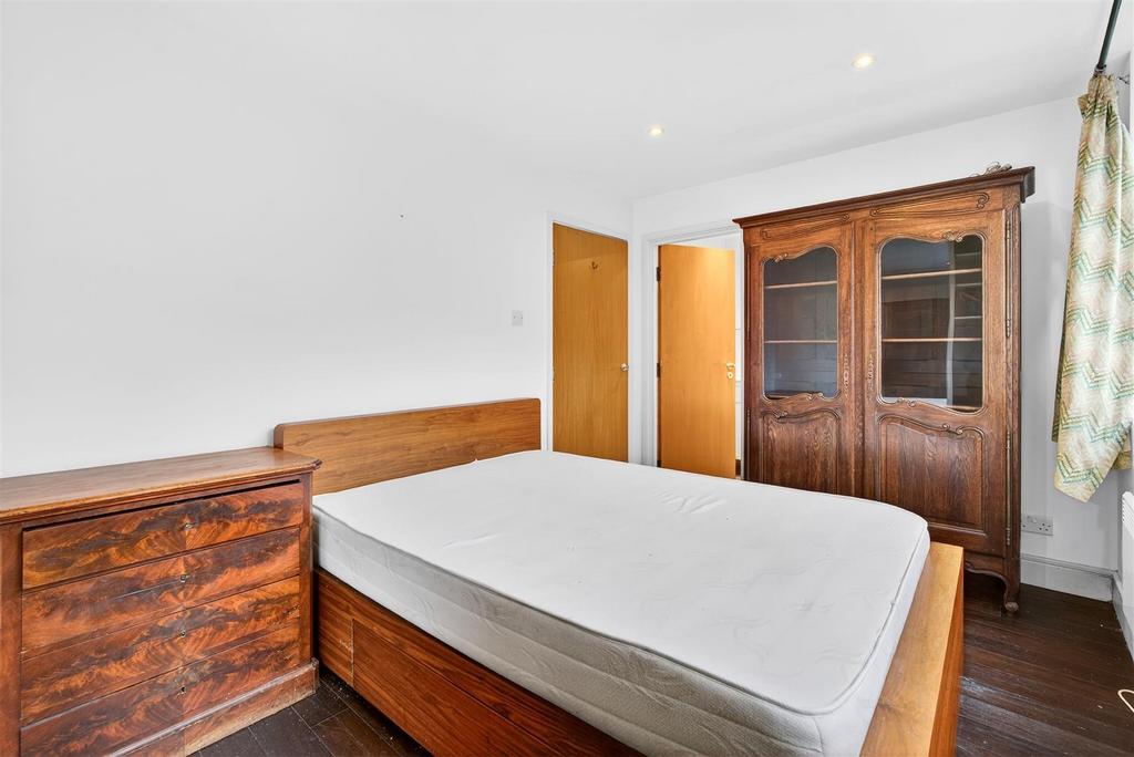 To Let 2 Bedroom Flat Benjamin Street EC1 www.isli