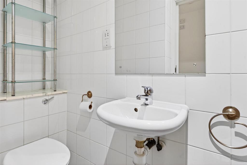 To Let 2 Bedroom Flat Benjamin Street EC1 www.isli