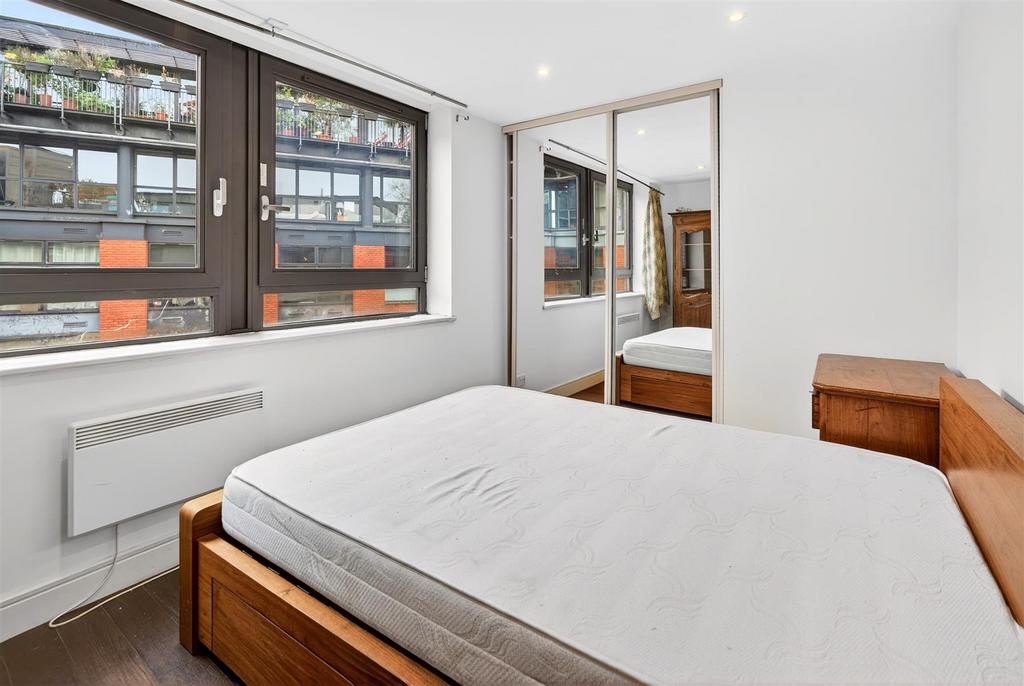 To Let 2 Bedroom Flat Benjamin Street EC1 www.isli