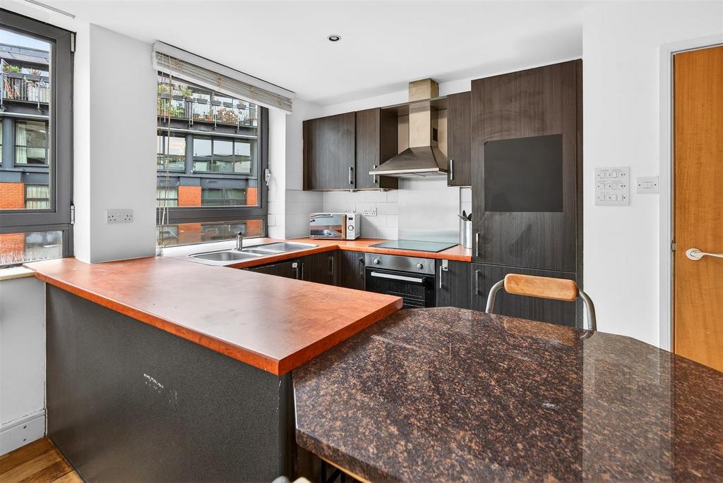 To Let 2 Bedroom Flat Benjamin Street EC1 www.isli