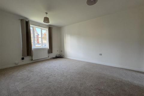 3 bedroom end of terrace house to rent, Highworth Road, Swindon SN3