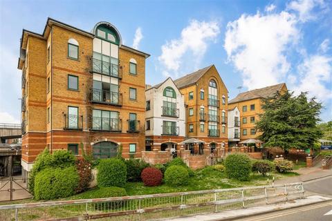 Studio to rent, Brent Cross Gardens, London NW4