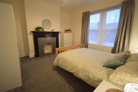 2 bedroom flat to rent, Wingrove Gardens, Newcastle upon Tyne NE4