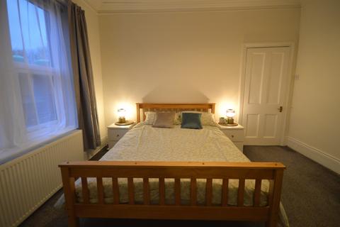 2 bedroom flat to rent, Wingrove Gardens, Newcastle upon Tyne NE4