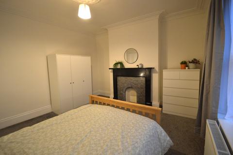 2 bedroom flat to rent, Wingrove Gardens, Newcastle upon Tyne NE4