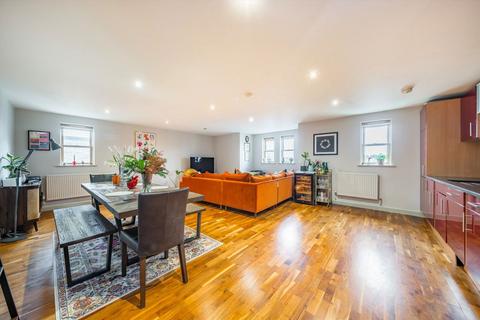 2 bedroom flat for sale, Boundaries Road, London SW12
