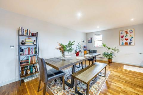 2 bedroom flat for sale, Boundaries Road, London SW12