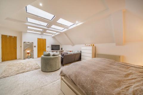 2 bedroom flat for sale, Boundaries Road, London SW12