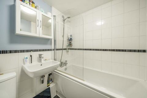2 bedroom flat for sale, Swaffield Road, London SW18