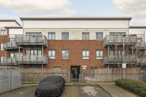 2 bedroom flat for sale, Gunyard Mews, London, SE18