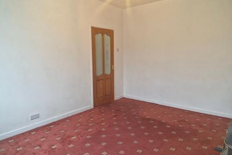 3 bedroom semi-detached house to rent, Holcombe Close, Kearsley, Bolton, BL4
