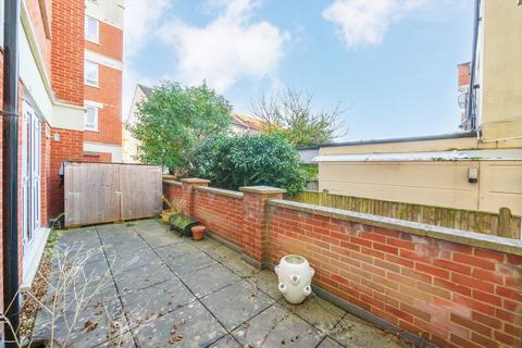 2 bedroom flat for sale, Corney Reach Way, London W4