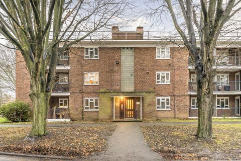 2 bedroom flat for sale, Edensor Gardens, London W4