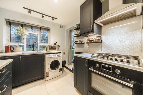 2 bedroom flat for sale, Edensor Gardens, London W4
