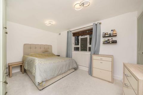 2 bedroom flat for sale, Edensor Gardens, London W4