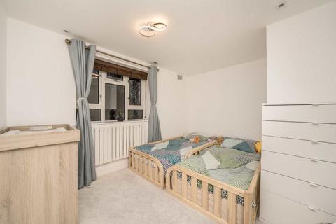 2 bedroom flat for sale, Edensor Gardens, London W4