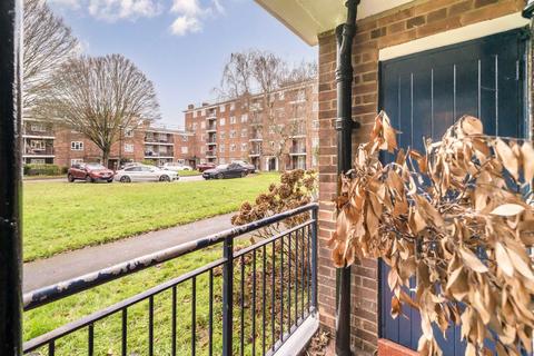 2 bedroom flat for sale, Edensor Gardens, London W4