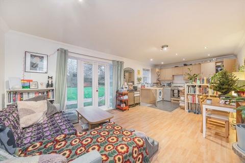 2 bedroom flat for sale, White Lodge Close, Old Isleworth TW7