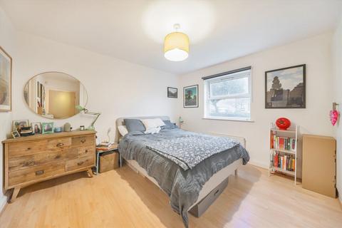 2 bedroom flat for sale, White Lodge Close, Old Isleworth TW7