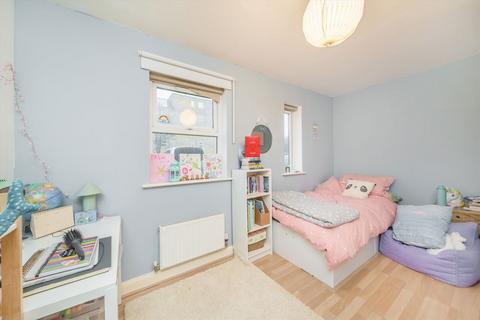2 bedroom flat for sale, White Lodge Close, Old Isleworth TW7