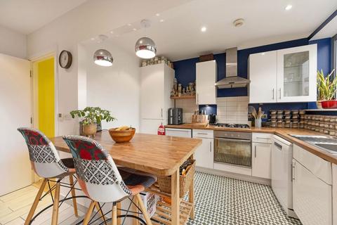 2 bedroom flat for sale, Caledonian Road, London N7