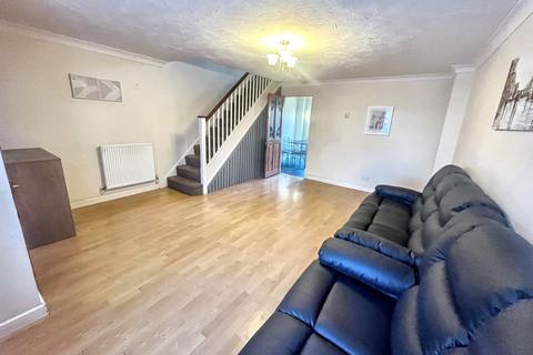 3 bedroom semi-detached house to rent, Molyns Mews, Slough SL1