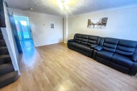 3 bedroom semi-detached house to rent, Molyns Mews, Slough SL1