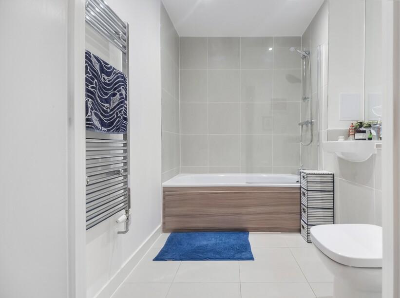 Bathroom (2).jpg