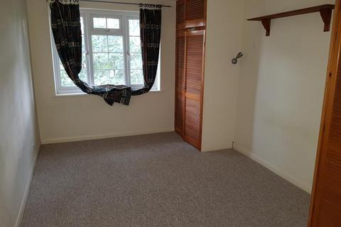 2 bedroom terraced house to rent, Swallow Close, Staines TW18