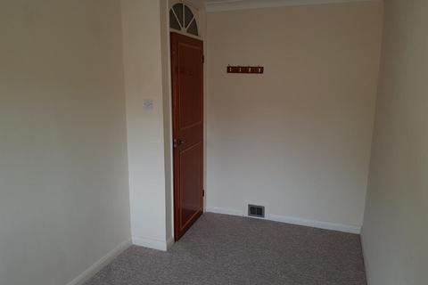 2 bedroom terraced house to rent, Swallow Close, Staines TW18
