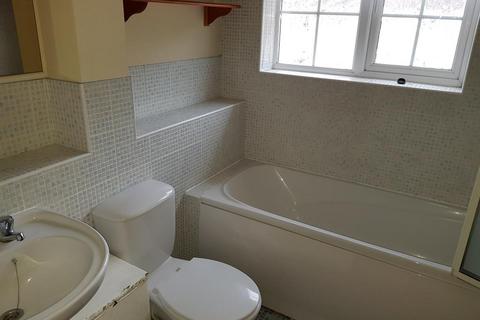 2 bedroom terraced house to rent, Swallow Close, Staines TW18