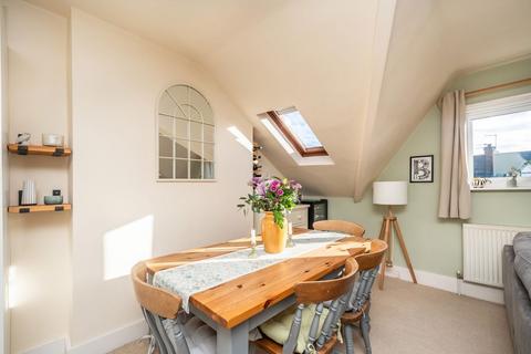 2 bedroom flat for sale, Marius Road, London SW17