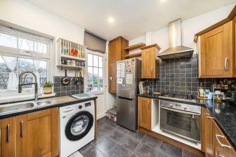 4 bedroom flat for sale, Godley Road, London SW18