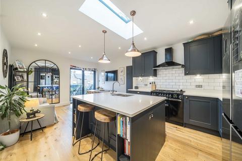 4 bedroom flat for sale, Waldron Road, London SW18