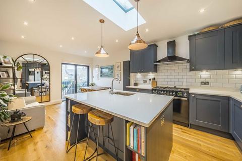 4 bedroom flat for sale, Waldron Road, London SW18