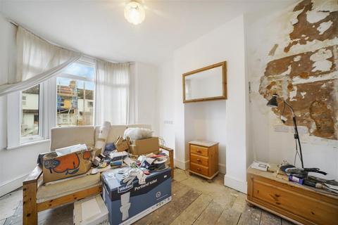 4 bedroom flat for sale, Rucklidge Avenue, Willesden Junction, London